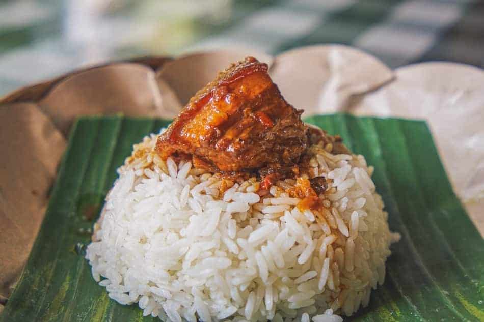 picture of portion of rice on the banana leaf