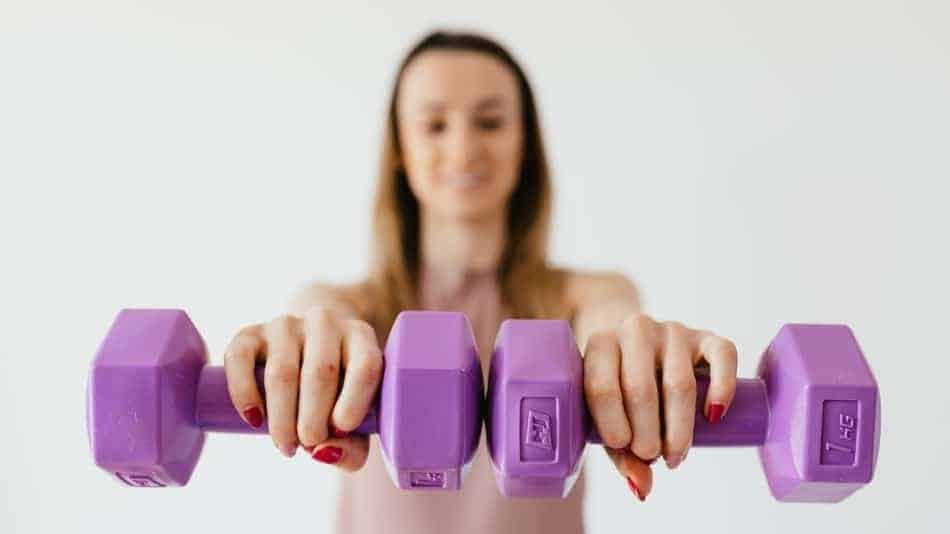 photo of a woman who is creating a calorie deficit to lose 2 pounds per week