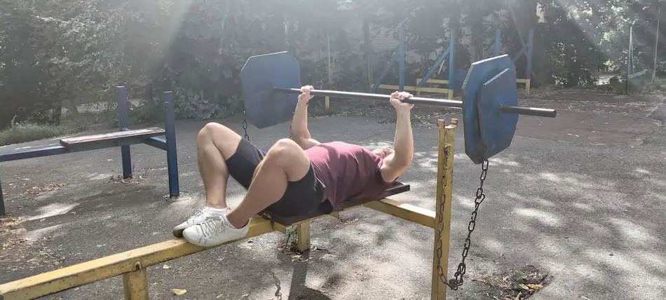 photo of me doing bench press with 225 for 8 reps